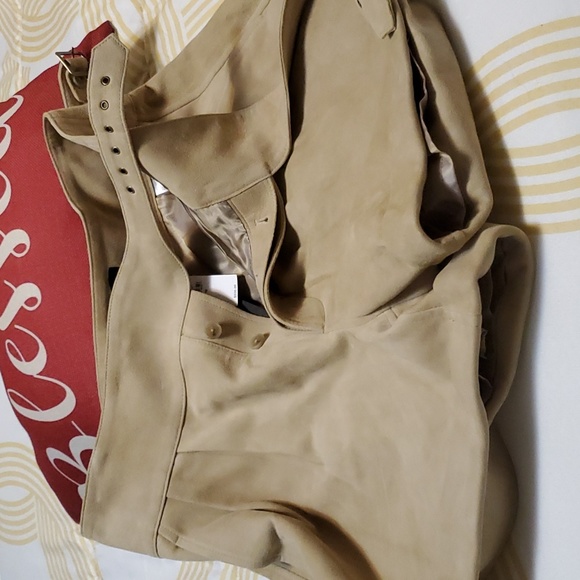 Suede pleated shorts with cuffed  bottom. - Picture 3 of 10